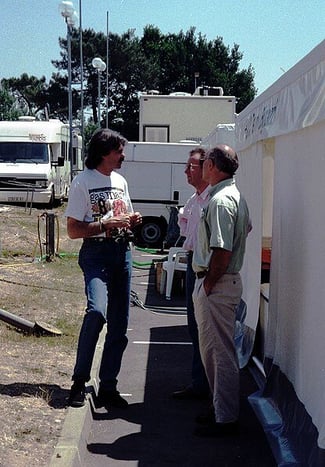 Gordon_Murray_chats_in_the_paddock_behind_the_pits_at_the_1996_Le_Mans_(51816281021)